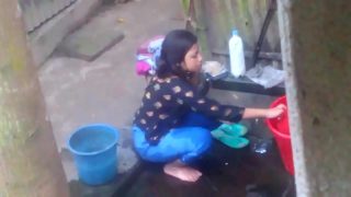 XNXXX Latest Desi xxx porn MMS of Bangladeshi teen bathing