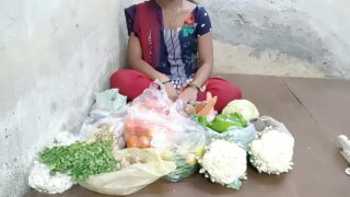 Desi girl selling vegetables fucked by a vegetable buyer in hindi