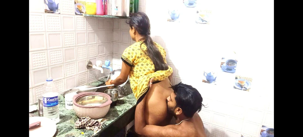 Kitchen ke Andar Jawaan Maid ka Doodh pi ke Chut Chudai ka Sex MMS