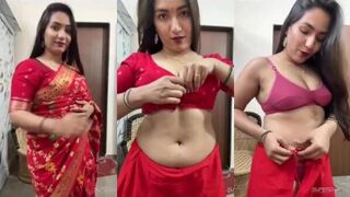 Beautiful Indian bhabhi in saree strips nude & shows shaved pussy on tango live